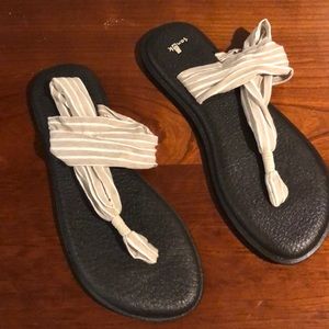 Excellent condition tan and white Sanuk sandals.